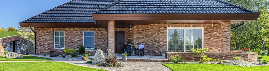 Reference rodinný dům Karlovarský kraj 2019 - střešní krytina Tondach Stodo 12 glazura Amadeus černá & Porotherm 44 EKO + Profi & Terca Renaissance | Wienerberger