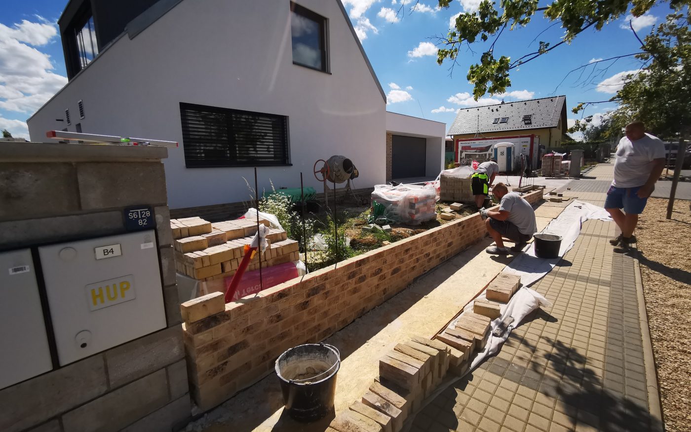 Fotografie - zahájení stavby plotu | Újezd | Wienerbeger e4 dům