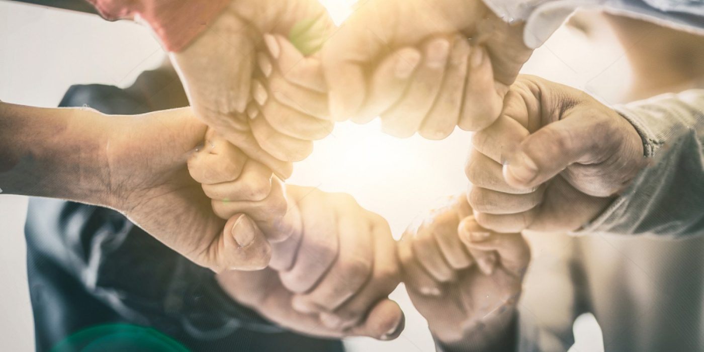 Pěsti do kruhu - symbol partnerství (náhled) - zdroj shutterstock