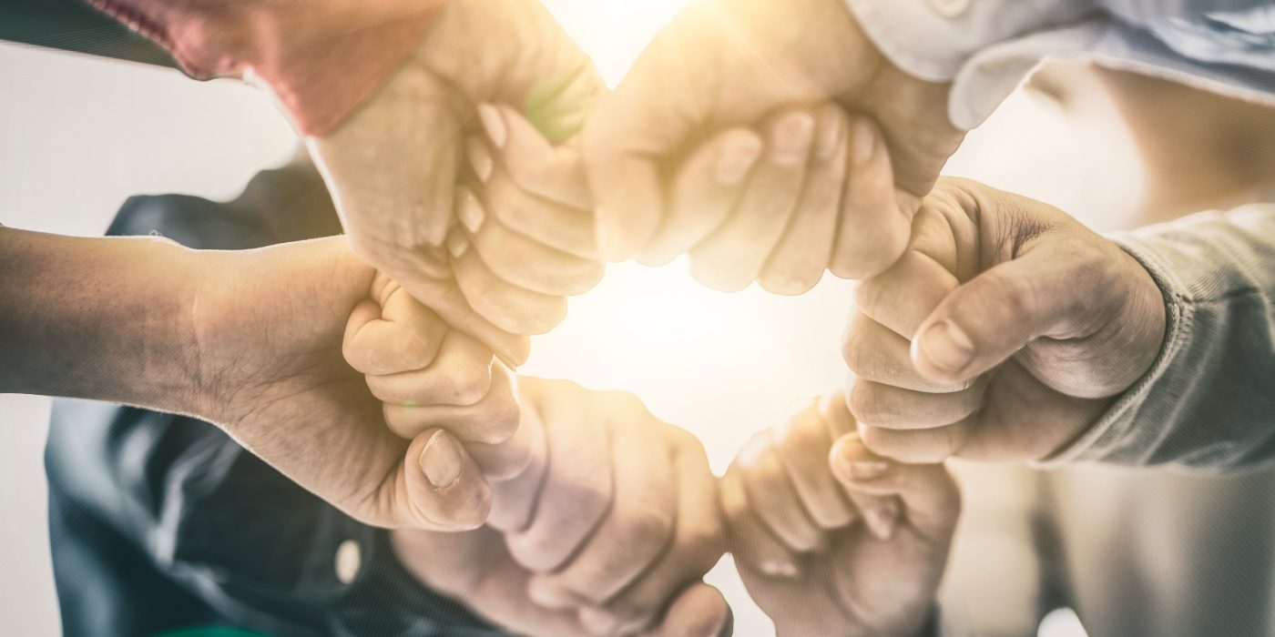 Pěsti v kruhu - symbol partnerství | Průmysloví partneři v programu Wienerberger e4 dům