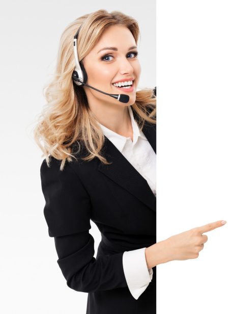 Žena operátorka s headsetem na hlavně v pracovním oblečení ukazující rukou na bílé pozadí (upravené pozadí) | Kontakty | Zdroj: shutterstock | Wienerberger e4 dům