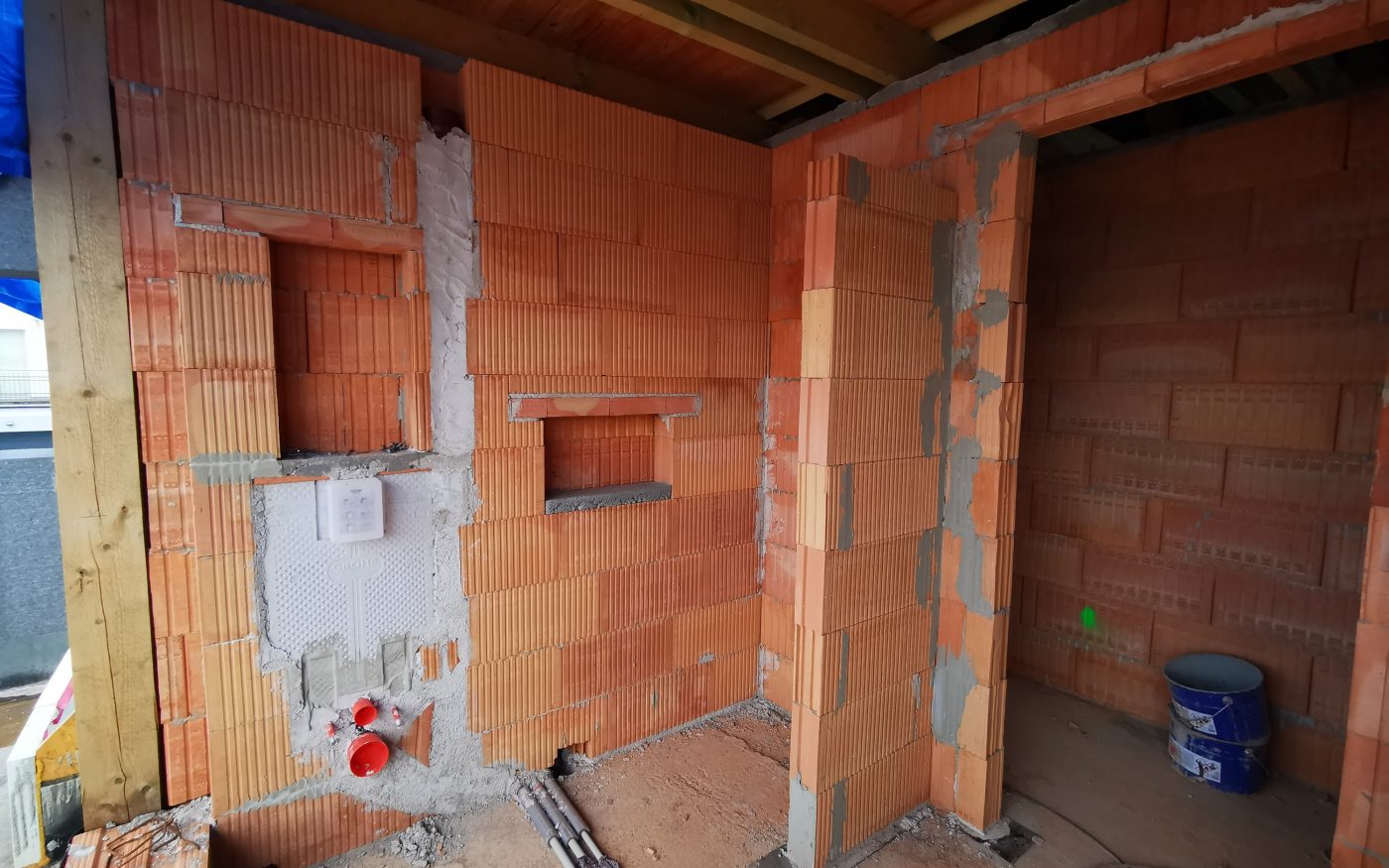 Fotografie Elektro krabiček a Izolace podkroví  | Vzorový e4 dům | Wienerberger