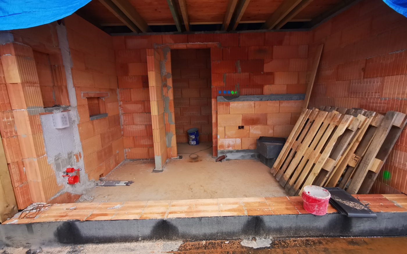 Fotografie Elektro krabiček a Izolace podkroví  | Vzorový e4 dům | Wienerberger