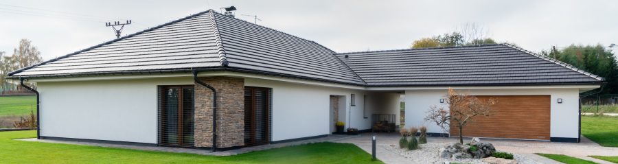 Reference rodinný dům Vroutek 2018 - střešní krytina Tondach Figaro 11 engoba černá & Zdivo Porotherm 38 Profi a Porotherm 25 AKU Z | Wienerberger