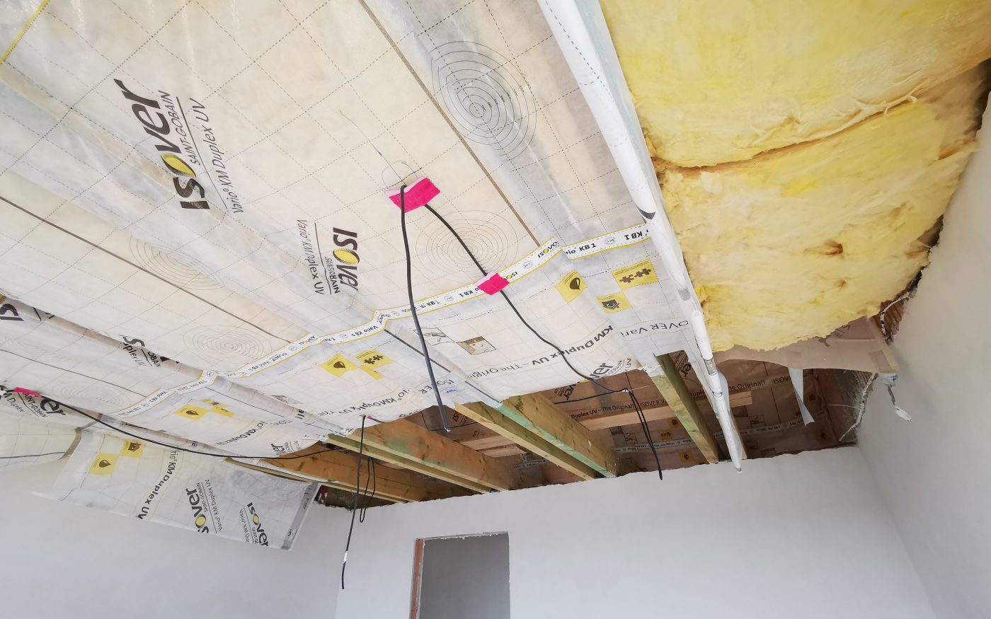 Fotografie z rozvodů elektriky ve stropě | Vzorový e4 dům | Wienerberger