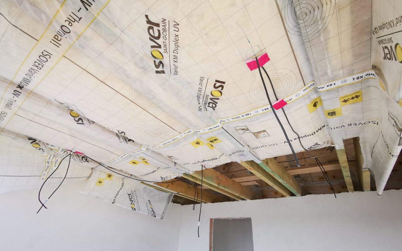 Fotografie z rozvodů elektriky ve stropě | Vzorový e4 dům | Wienerberger