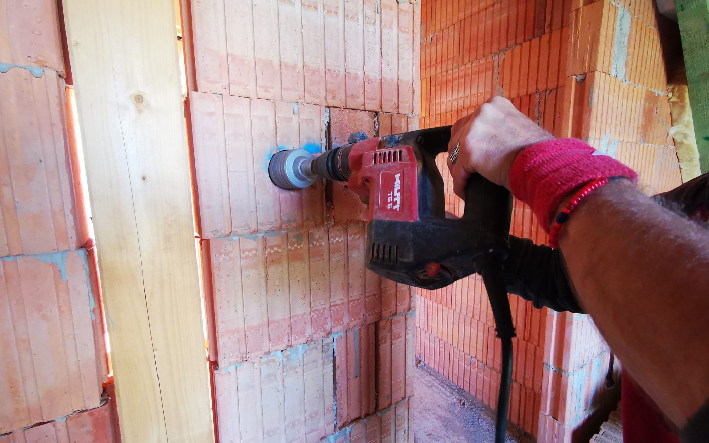 Fotografie rozvodů vody a odpadů a elektro | Vzorový e4 dům | Wienerberger