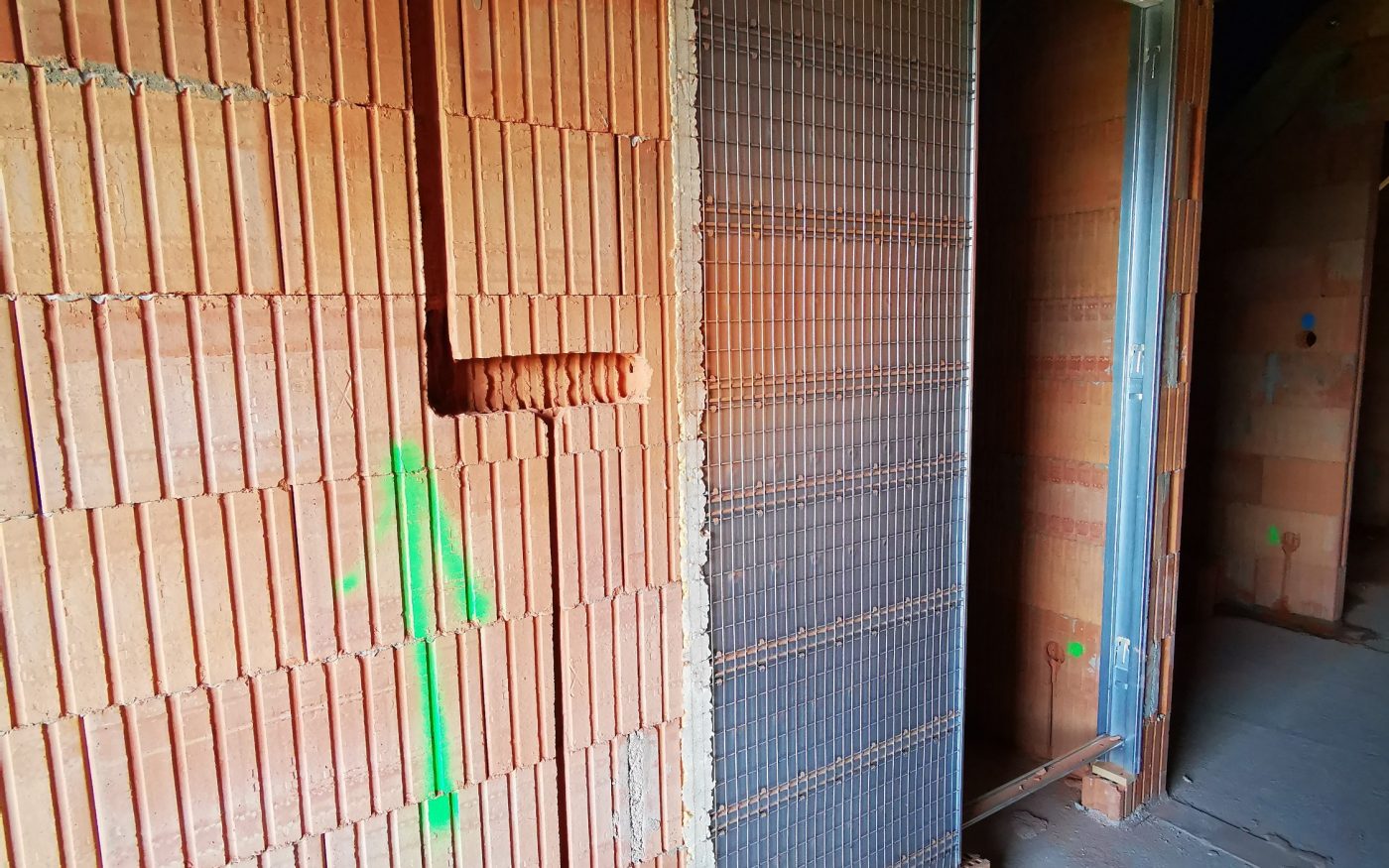 Fotografie rozvodů vody a odpadů a elektro | Vzorový e4 dům | Wienerberger