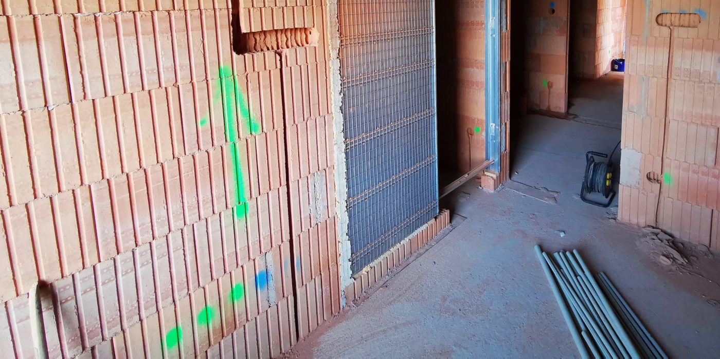 Fotografie rozvodů vody a odpadů a elektro | Vzorový e4 dům | Wienerberger