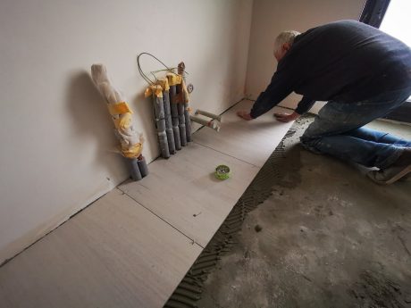 Fotografie lepení dlažby v technické místnosti | Vzorový e4 dům | Wienerberger