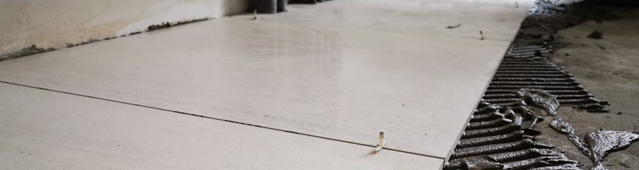 Fotografie lepení dlažby v technické místnosti | Vzorový e4 dům | Wienerberger