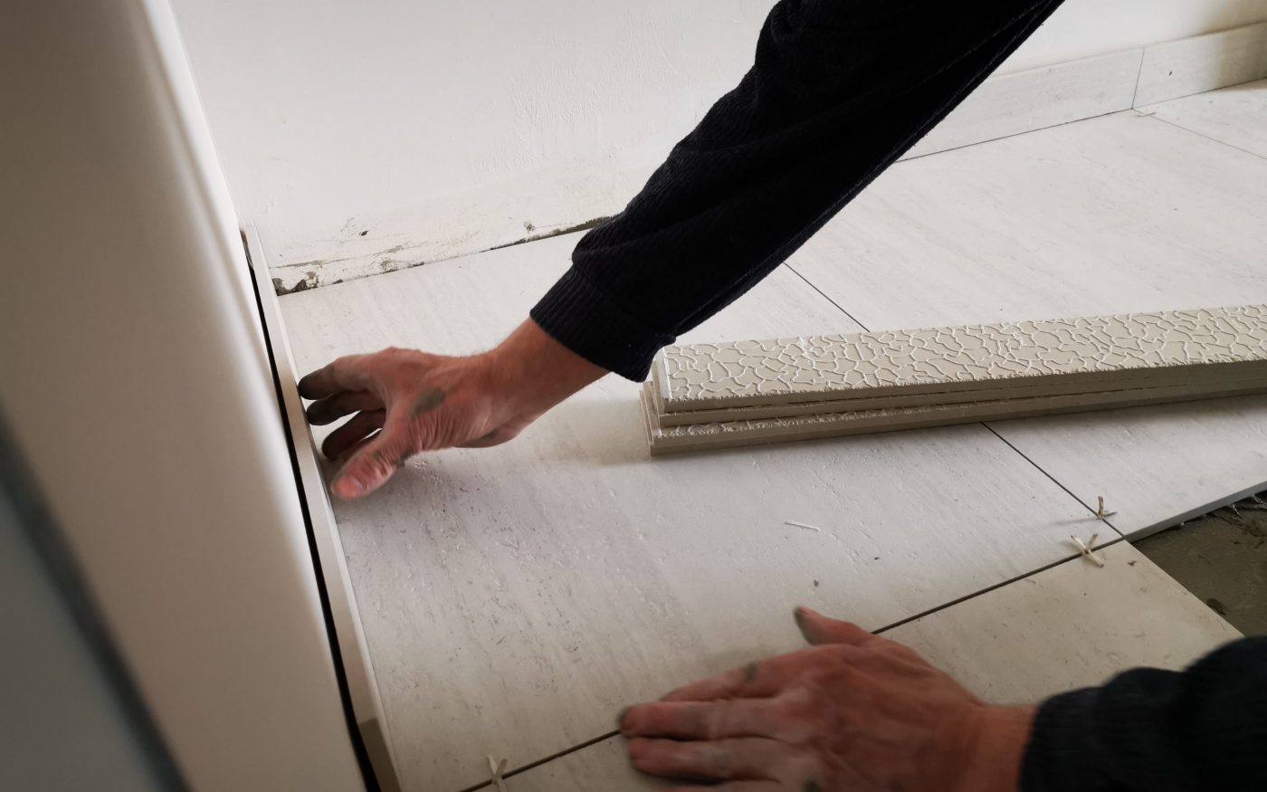 Fotografie lepení dlažby v technické místnosti | Vzorový e4 dům | Wienerberger