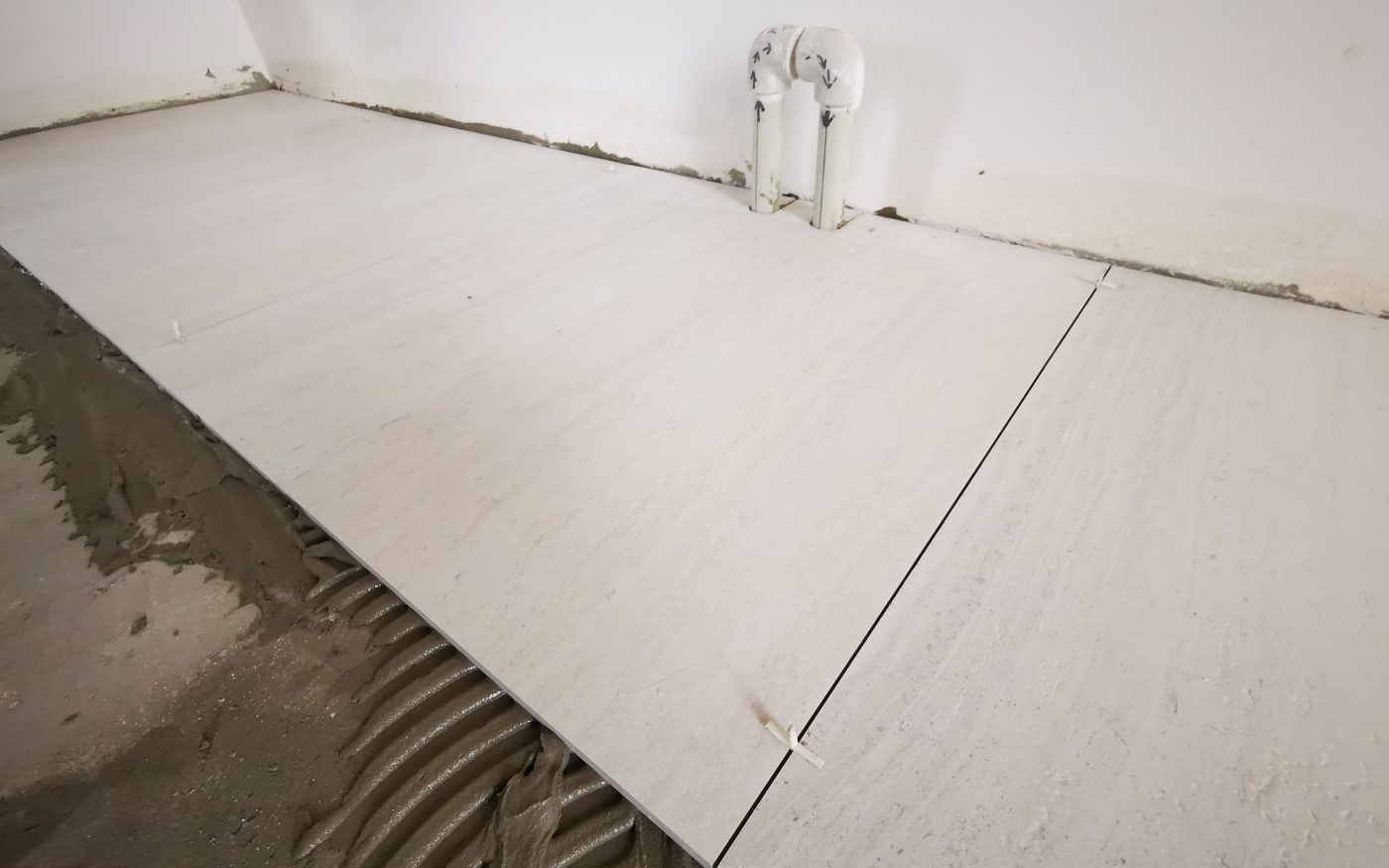 Fotografie lepení dlažby v technické místnosti | Vzorový e4 dům | Wienerberger