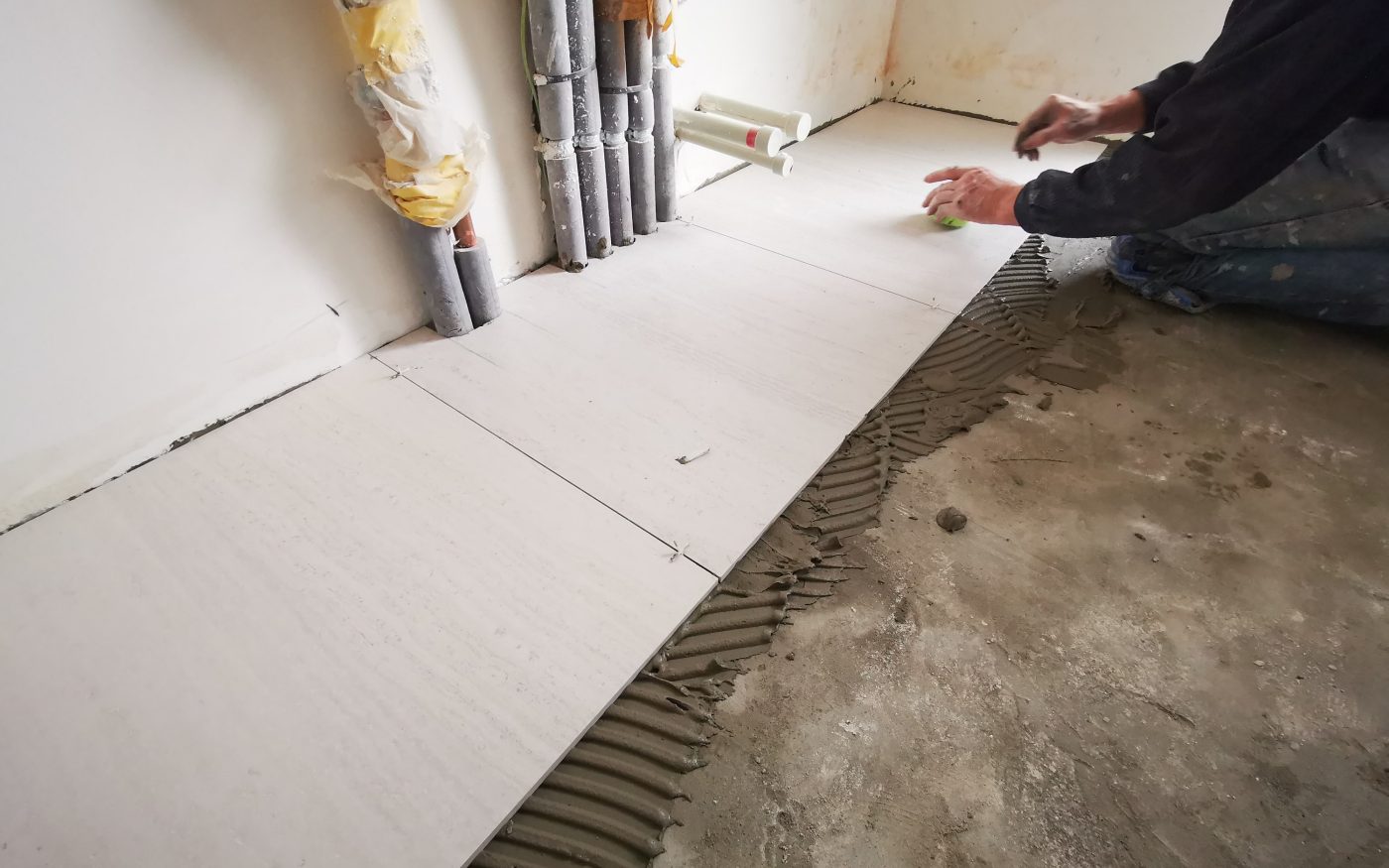 Fotografie lepení dlažby v technické místnosti | Vzorový e4 dům | Wienerberger