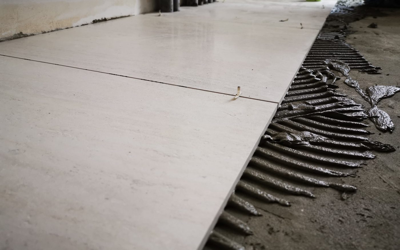 Fotografie lepení dlažby v technické místnosti | Vzorový e4 dům | Wienerberger