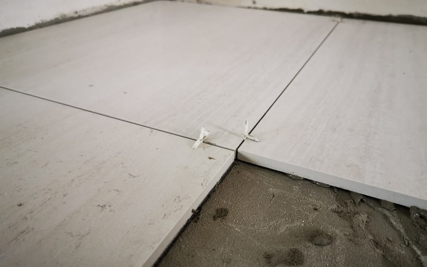 Fotografie lepení dlažby v technické místnosti | Vzorový e4 dům | Wienerberger