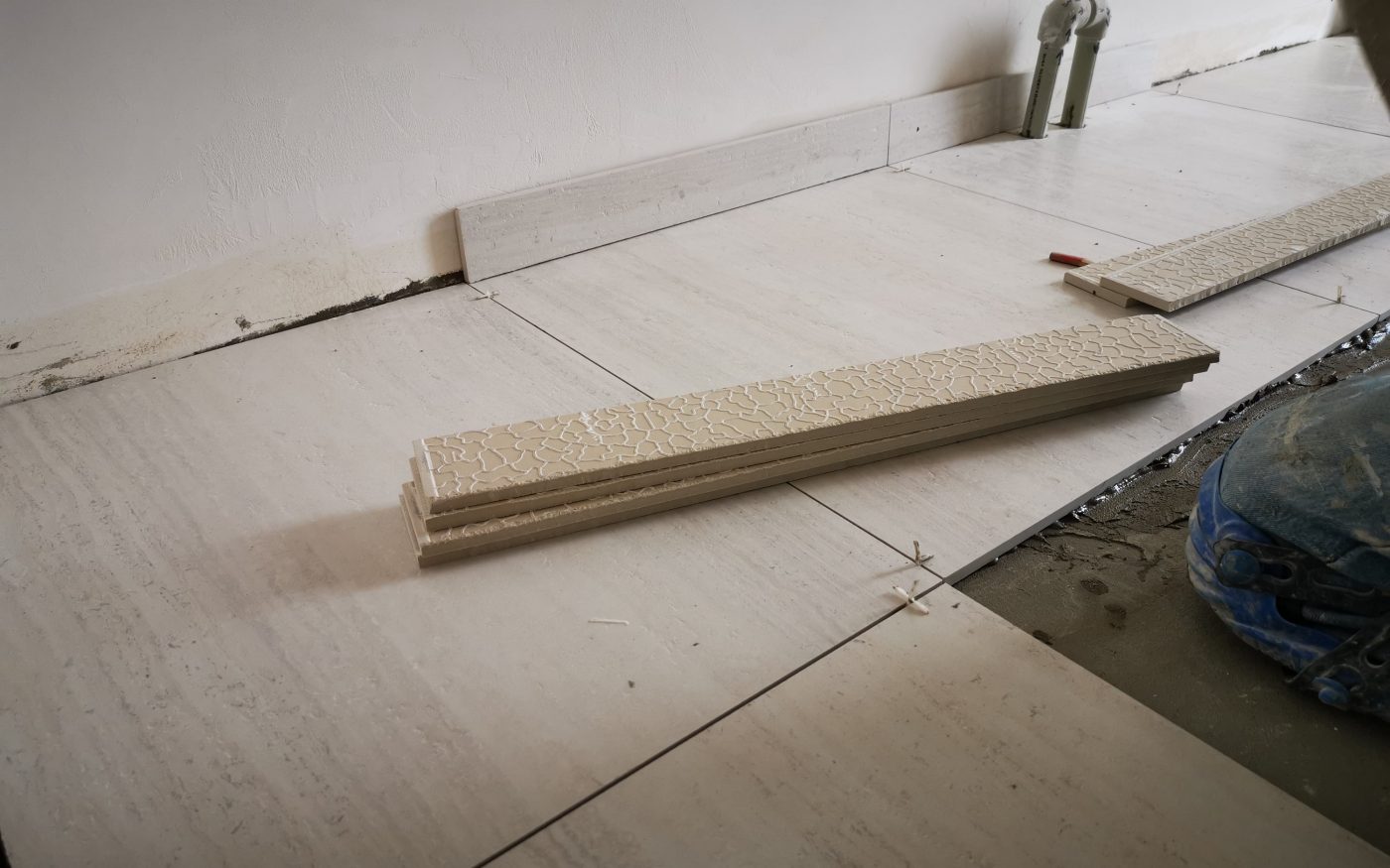 Fotografie lepení dlažby v technické místnosti | Vzorový e4 dům | Wienerberger