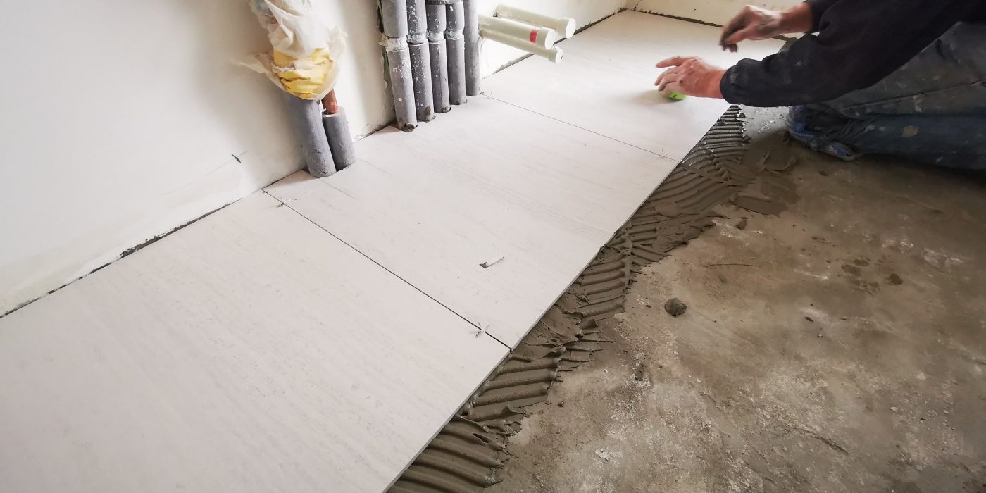 Fotografie lepení dlažby v technické místnosti | Vzorový e4 dům | Wienerberger