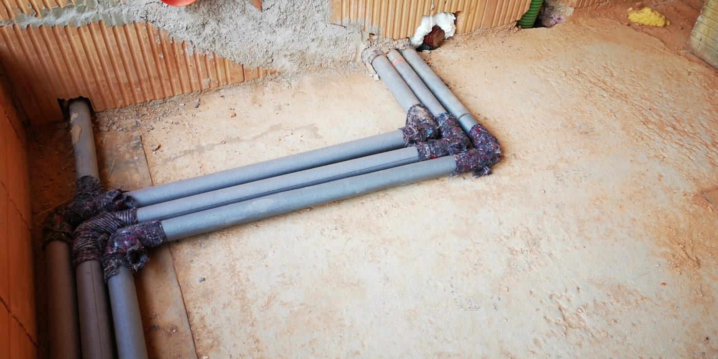 Fotografie žaluziového kastlíku vodící lišty a Topení voda Pipelife | Vzorový e4 dům | Wienerberger