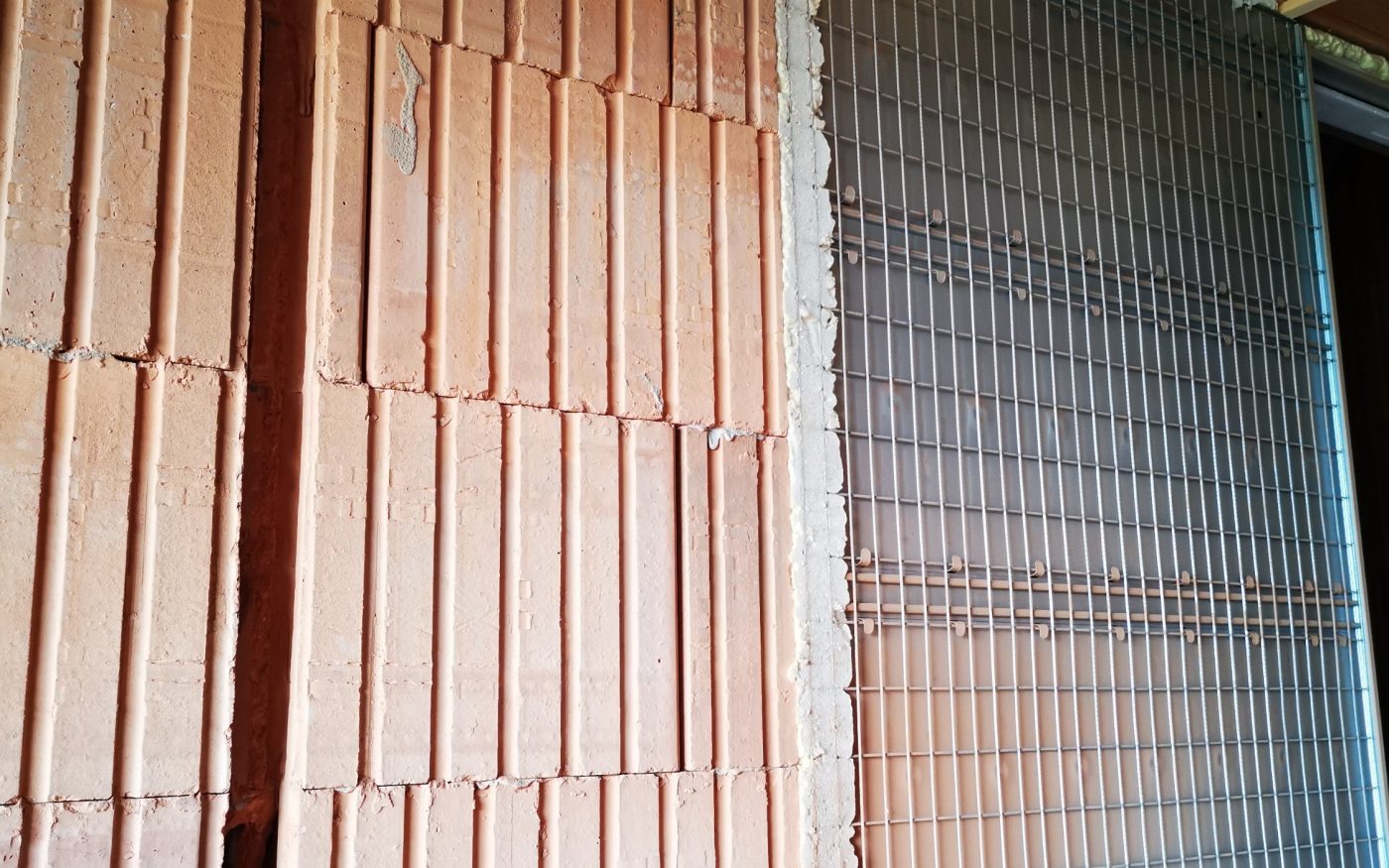 Fotografie rozvodů vody a odpadů a elektro | Vzorový e4 dům | Wienerberger