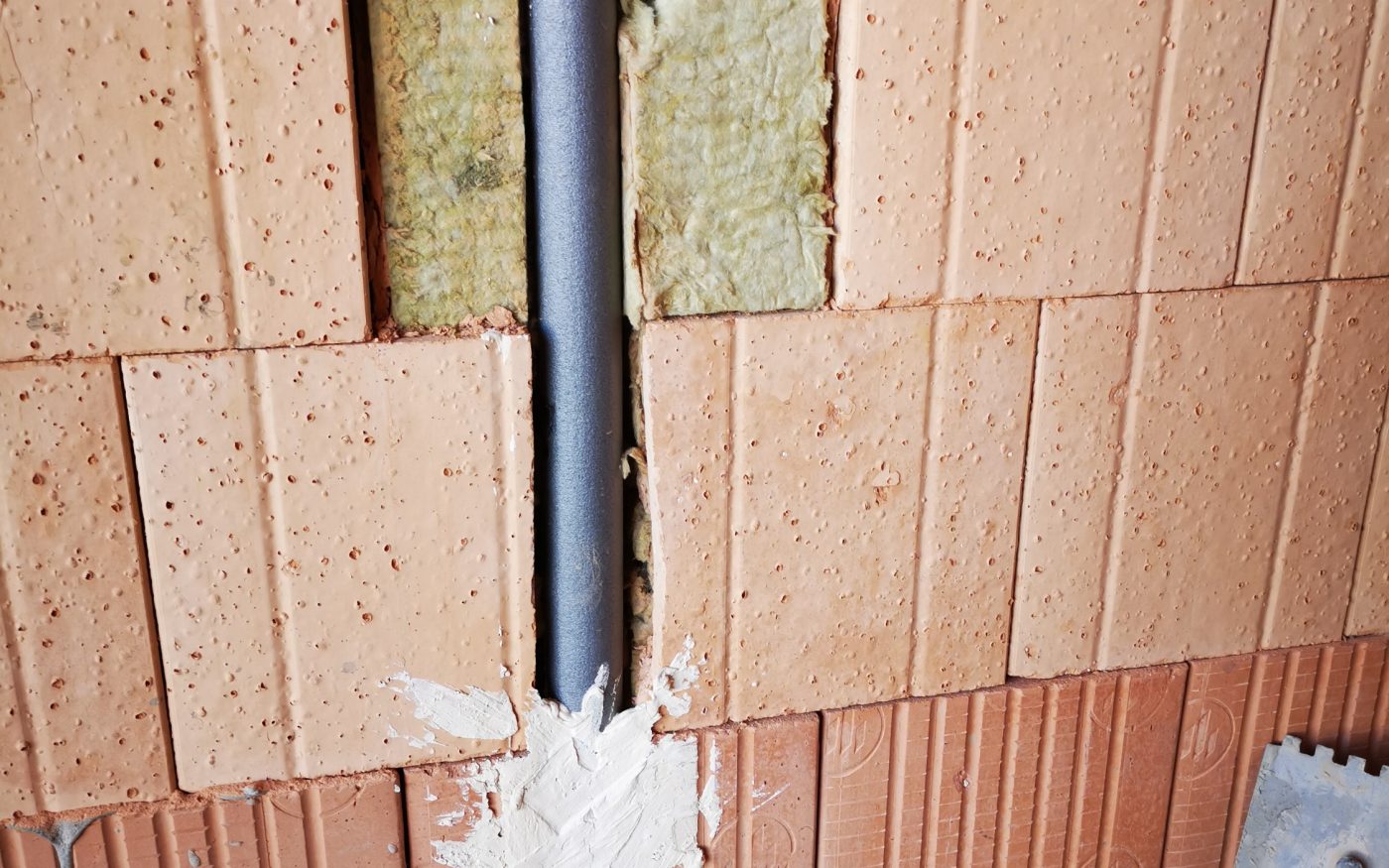 Fotografie rozvodů vody a odpadů a elektro | Vzorový e4 dům | Wienerberger