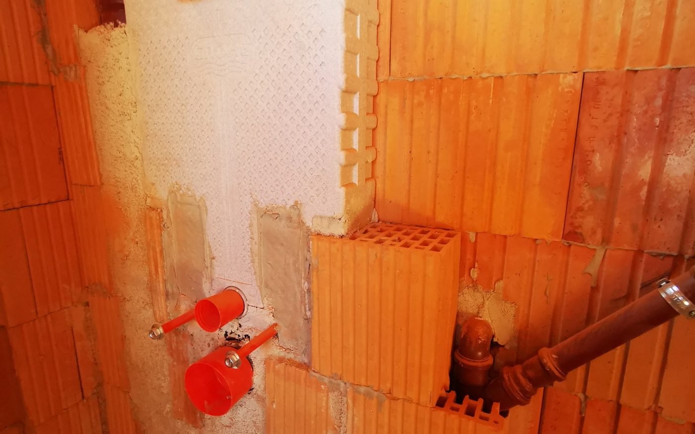 Fotografie rozvodů vody a odpadů a elektro | Vzorový e4 dům | Wienerberger