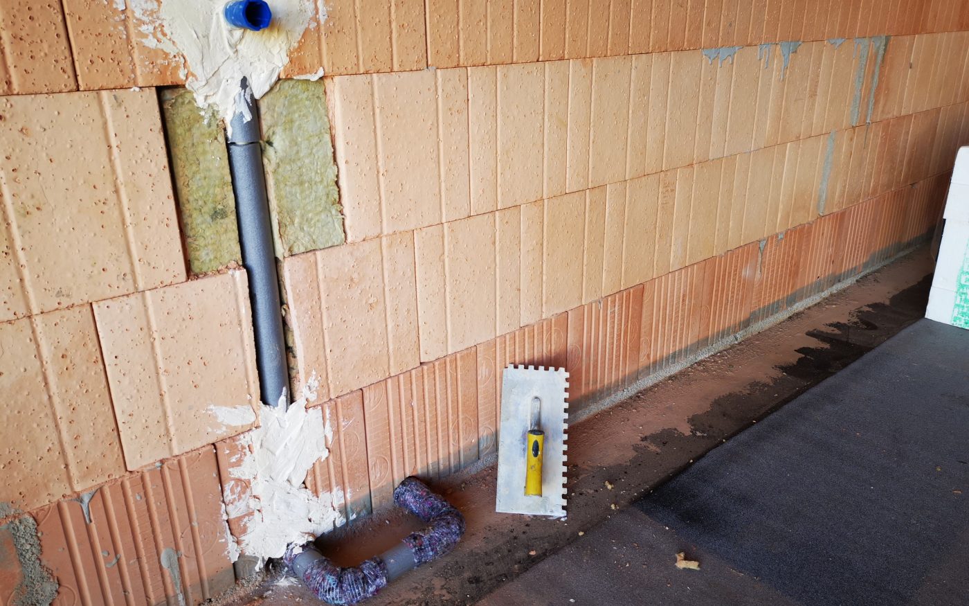 Fotografie rozvodů vody a odpadů a elektro | Vzorový e4 dům | Wienerberger