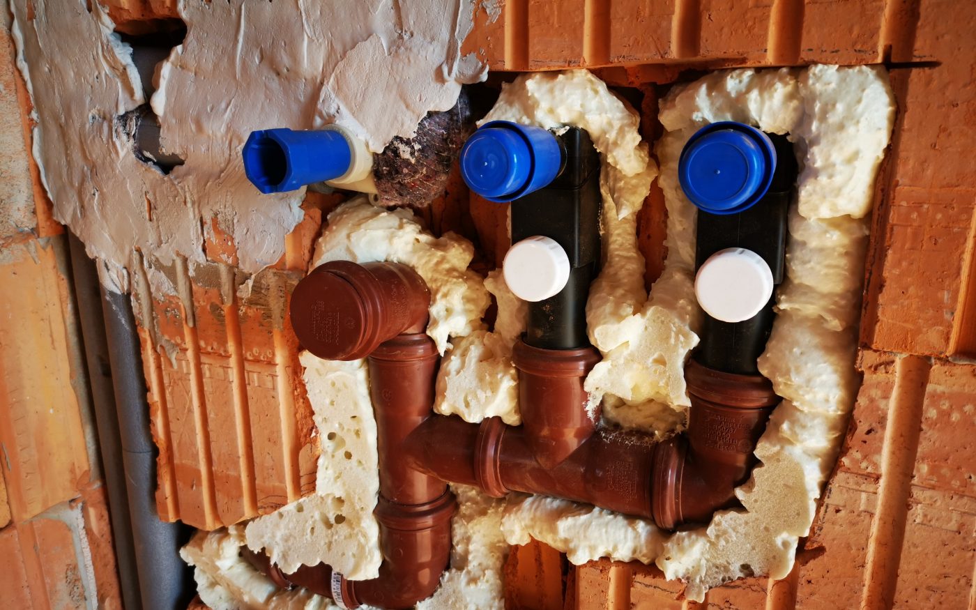 Fotografie rozvodů vody a odpadů a elektro | Vzorový e4 dům | Wienerberger