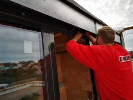 Fotografie žaluziového kastlíku vodící lišty a Topení voda Pipelife | Vzorový e4 dům | Wienerberger