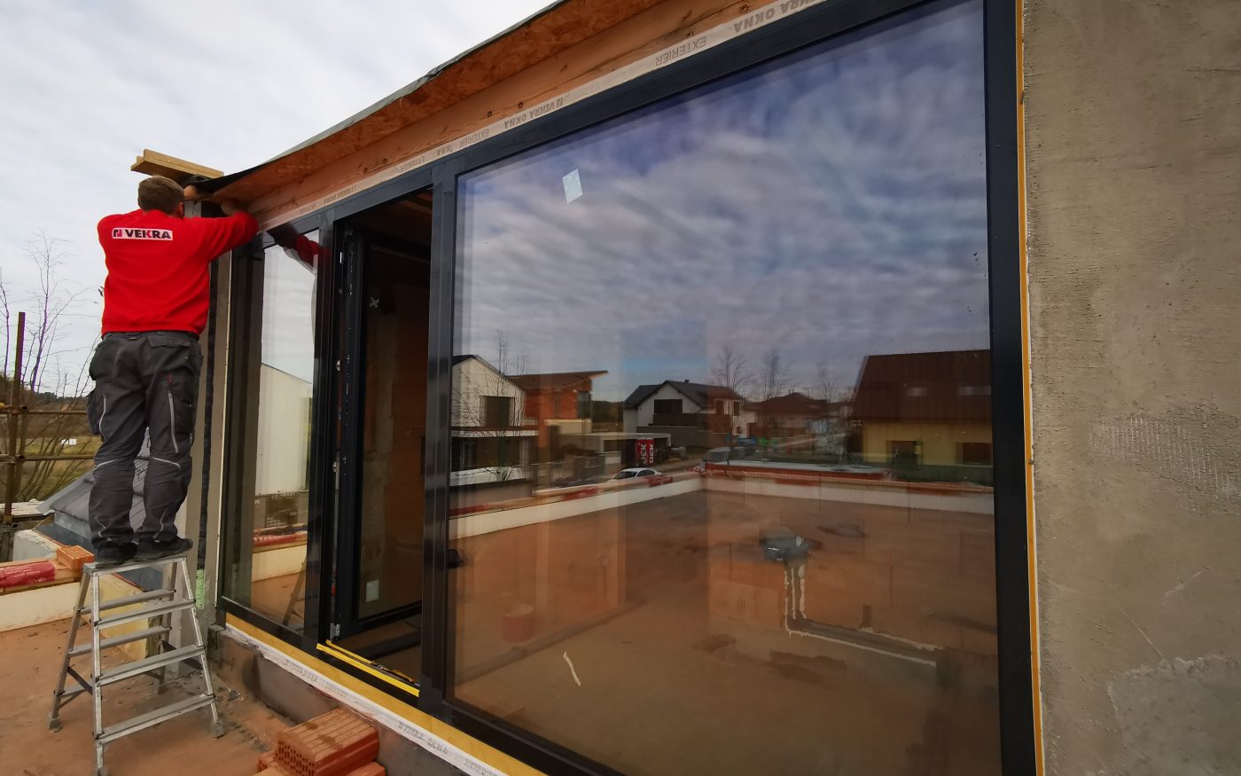 Fotografie žaluziového kastlíku vodící lišty a Topení voda Pipelife | Vzorový e4 dům | Wienerberger