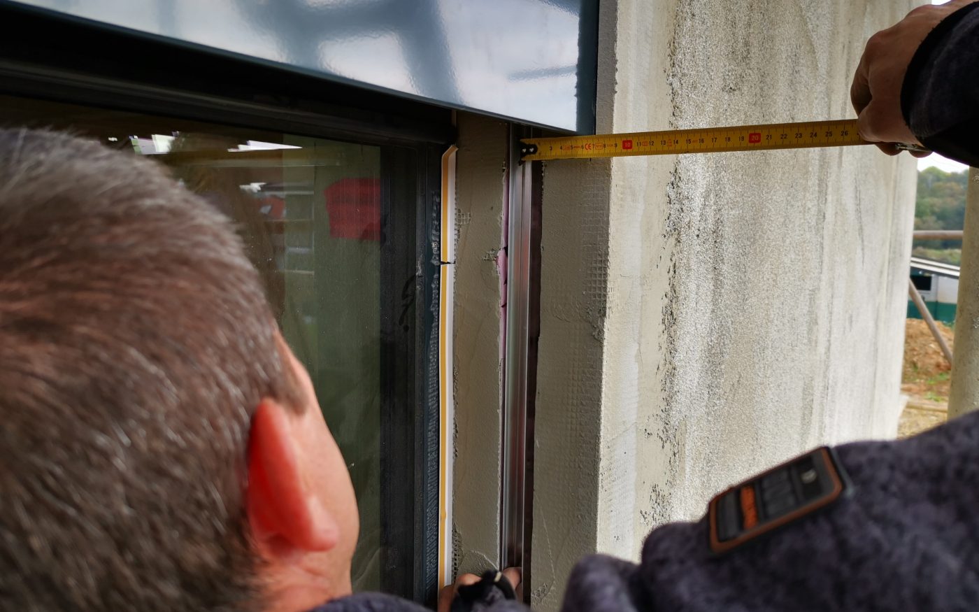 Fotografie žaluziového kastlíku vodící lišty a Topení voda Pipelife | Vzorový e4 dům | Wienerberger