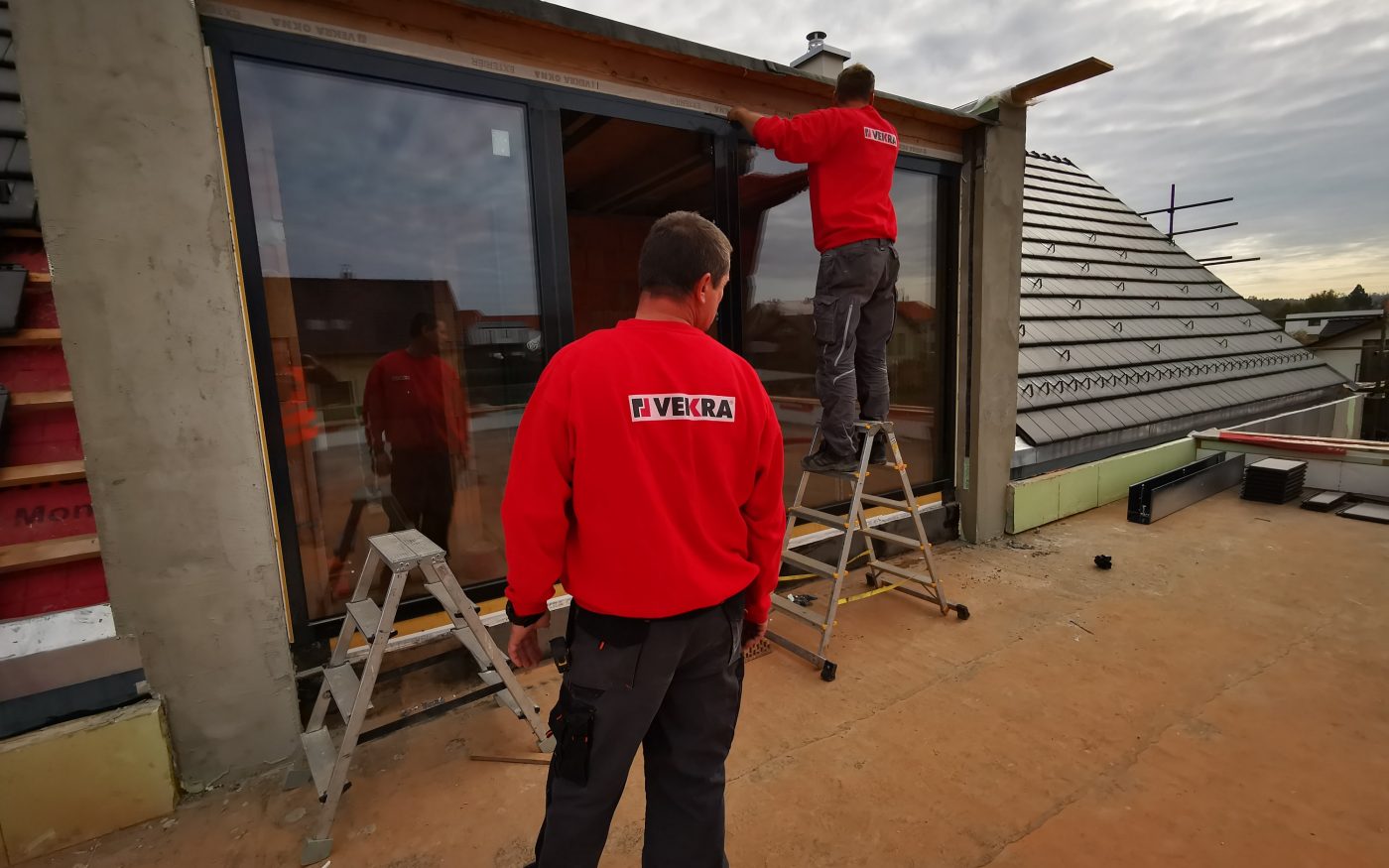 Fotografie žaluziového kastlíku vodící lišty a Topení voda Pipelife | Vzorový e4 dům | Wienerberger