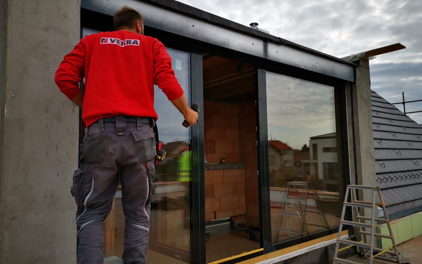 Fotografie žaluziového kastlíku vodící lišty a Topení voda Pipelife | Vzorový e4 dům | Wienerberger