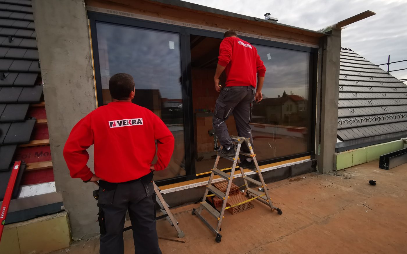 Fotografie žaluziového kastlíku vodící lišty a Topení voda Pipelife | Vzorový e4 dům | Wienerberger