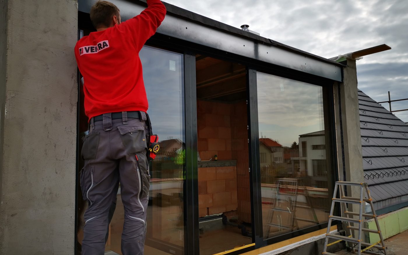 Fotografie žaluziového kastlíku vodící lišty a Topení voda Pipelife | Vzorový e4 dům | Wienerberger