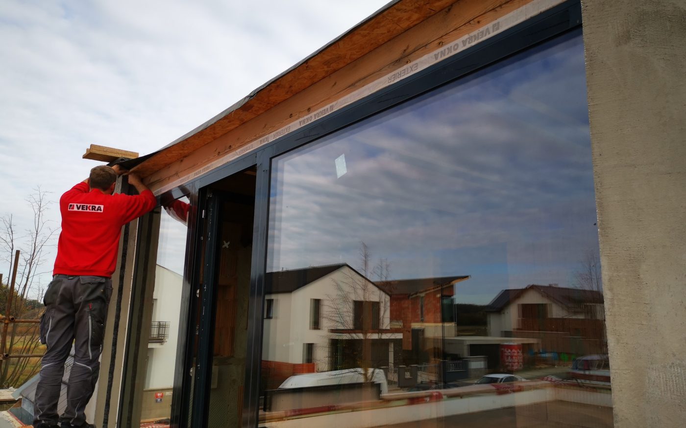 Fotografie žaluziového kastlíku vodící lišty a Topení voda Pipelife | Vzorový e4 dům | Wienerberger