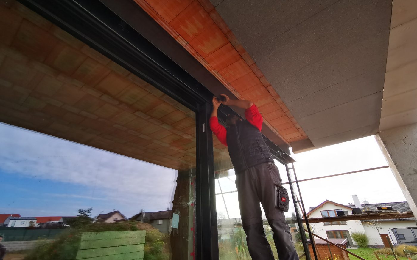 Fotografie žaluziového kastlíku vodící lišty a Topení voda Pipelife | Vzorový e4 dům | Wienerberger