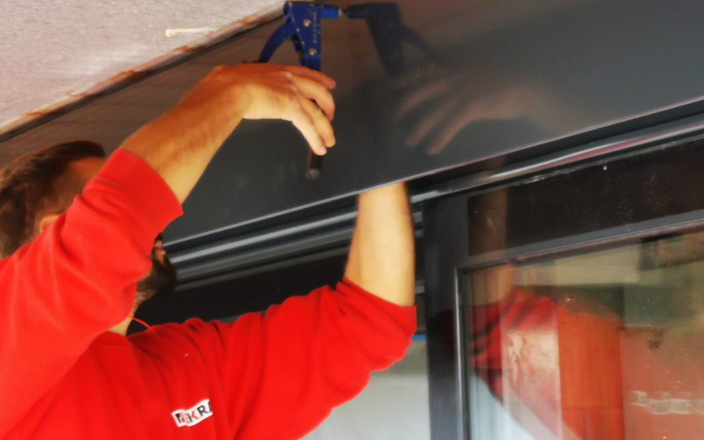 Fotografie žaluziového kastlíku vodící lišty a Topení voda Pipelife | Vzorový e4 dům | Wienerberger