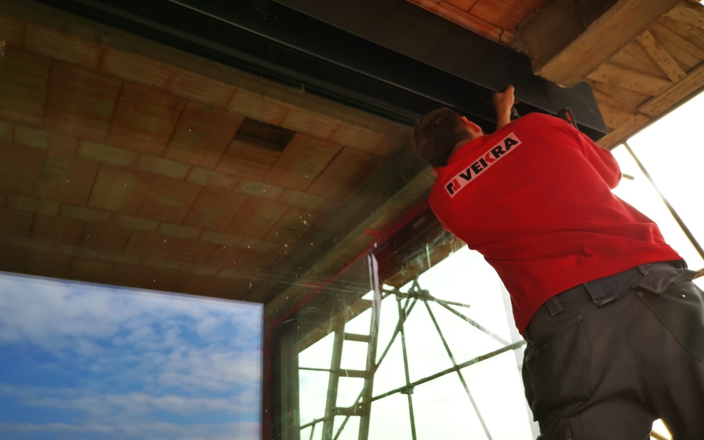 Fotografie žaluziového kastlíku vodící lišty a Topení voda Pipelife | Vzorový e4 dům | Wienerberger