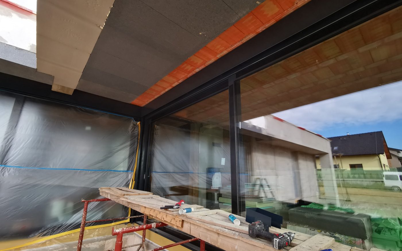 Fotografie žaluziového kastlíku vodící lišty a Topení voda Pipelife | Vzorový e4 dům | Wienerberger