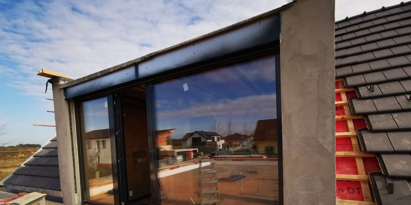 Fotografie žaluziového kastlíku vodící lišty a Topení voda Pipelife | Vzorový e4 dům | Wienerberger