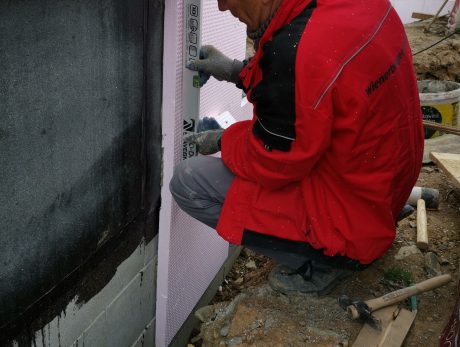 Fotografie z šalování překladů a izolování soklu | Vzorový e4 dům | Wienerberger