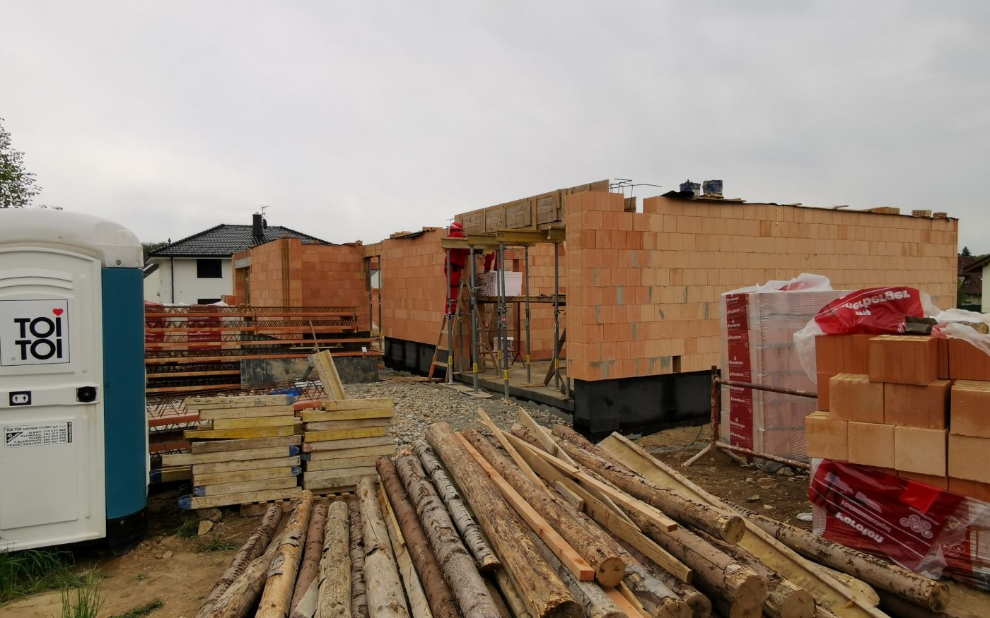 Fotografie z šalování překladů a izolování soklu | Vzorový e4 dům | Wienerberger