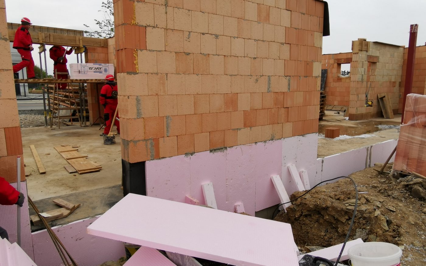 Fotografie z šalování překladů a izolování soklu | Vzorový e4 dům | Wienerberger
