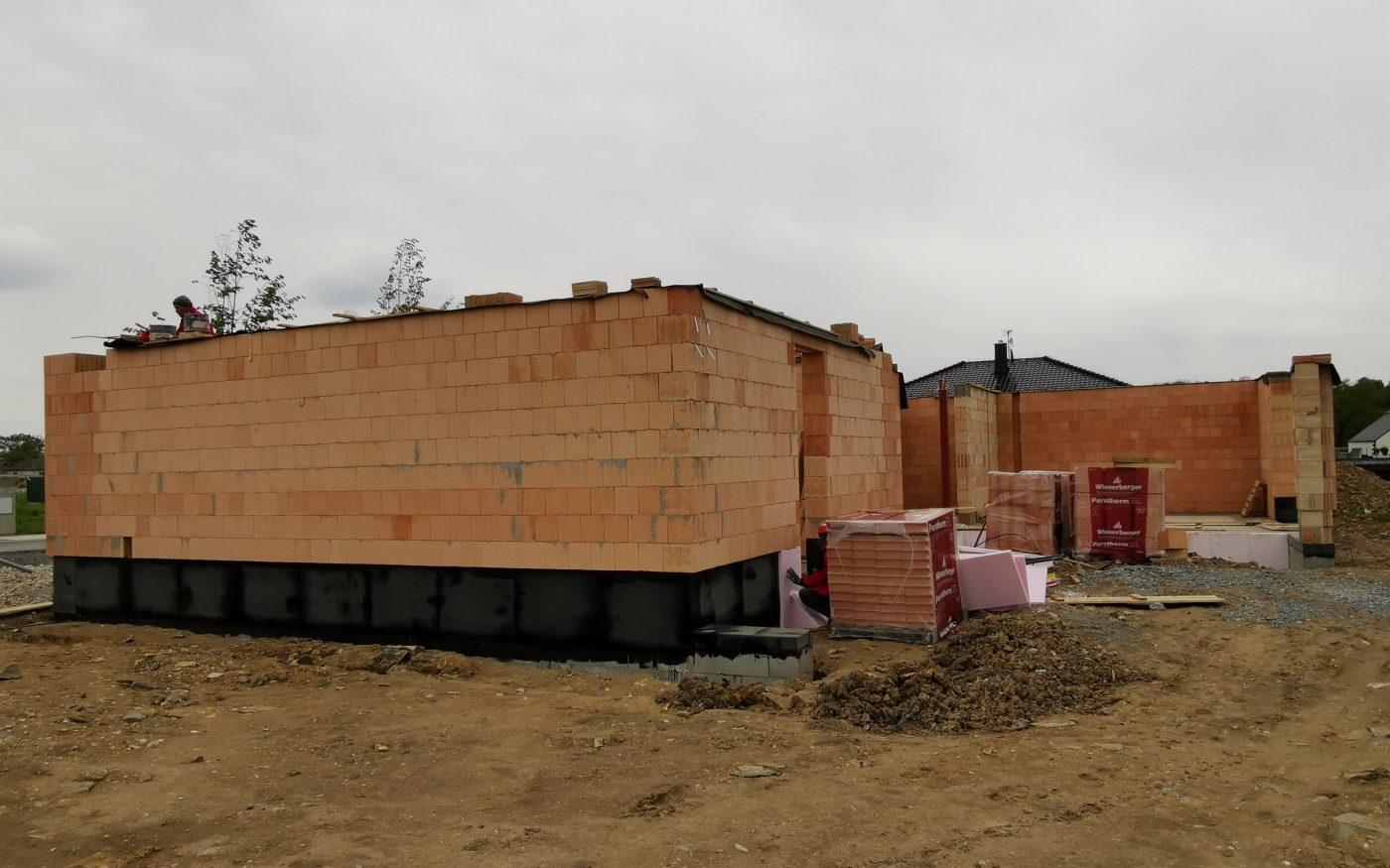 Fotografie z šalování překladů a izolování soklu | Vzorový e4 dům | Wienerberger