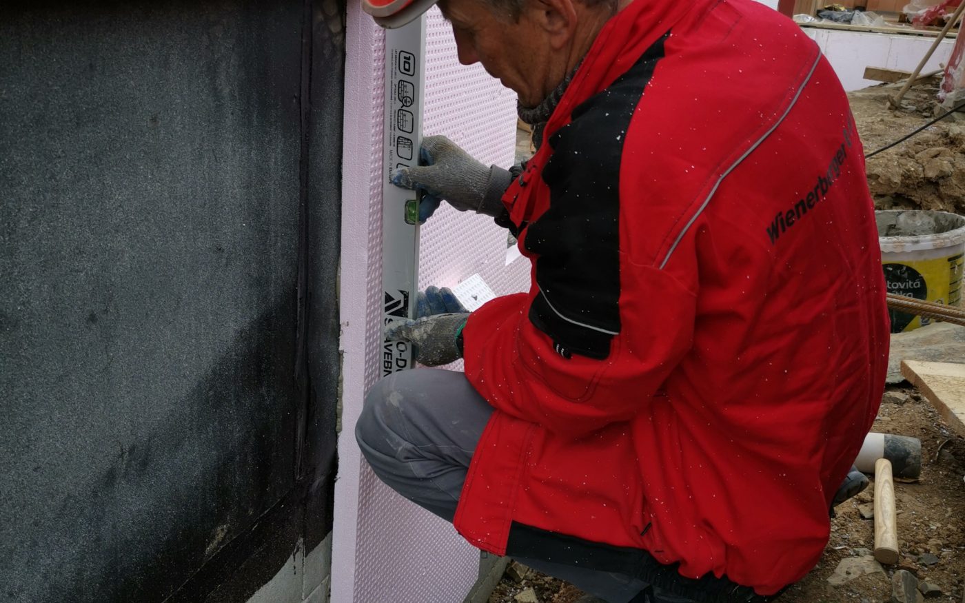 Fotografie z šalování překladů a izolování soklu | Vzorový e4 dům | Wienerberger