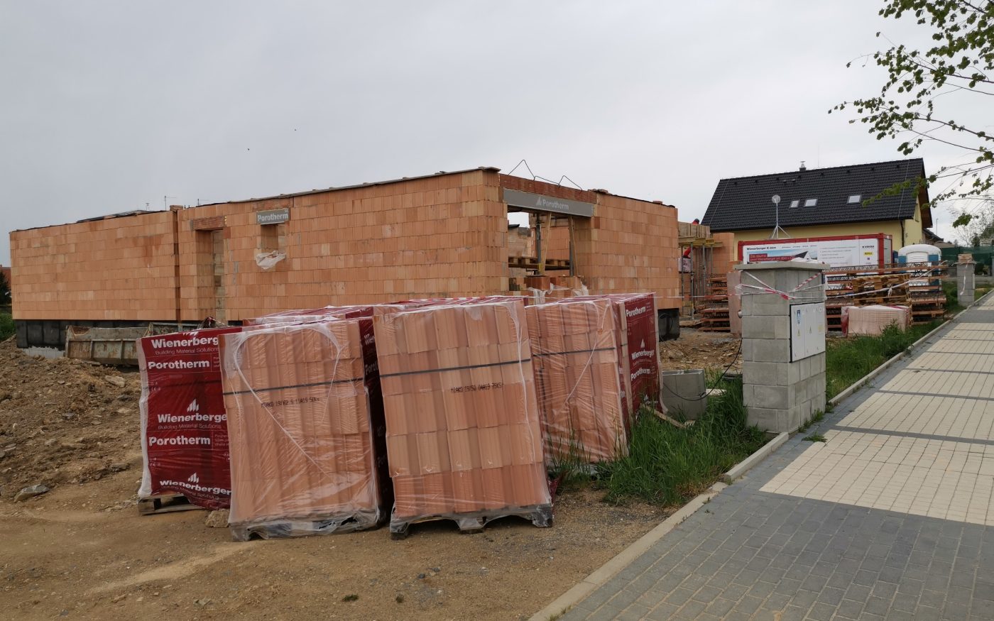 Fotografie z šalování překladů a izolování soklu | Vzorový e4 dům | Wienerberger