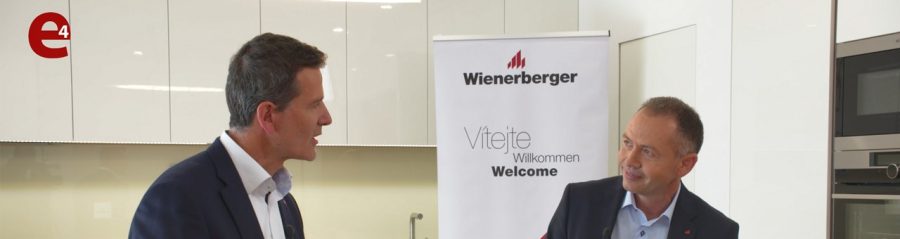 Kolaudace Wienerberger e4 domu | Vzorový e4 dům - první vzorový e4 dům v Újezdu u Průhonic - jednatel společnosti Kamil Jeřábek a vedoucí projektu Daniel Uskokovič