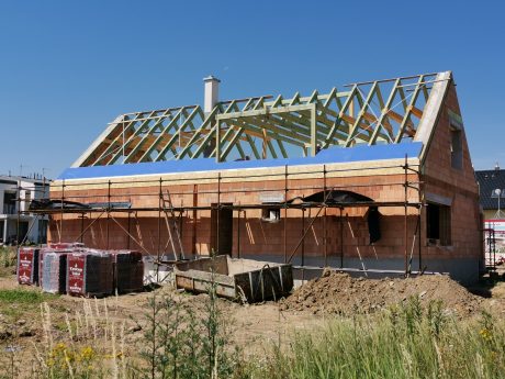 Fotografie komínu a zakládání nadkrokevní izolace | Vzorový e4 dům | Wienerberger