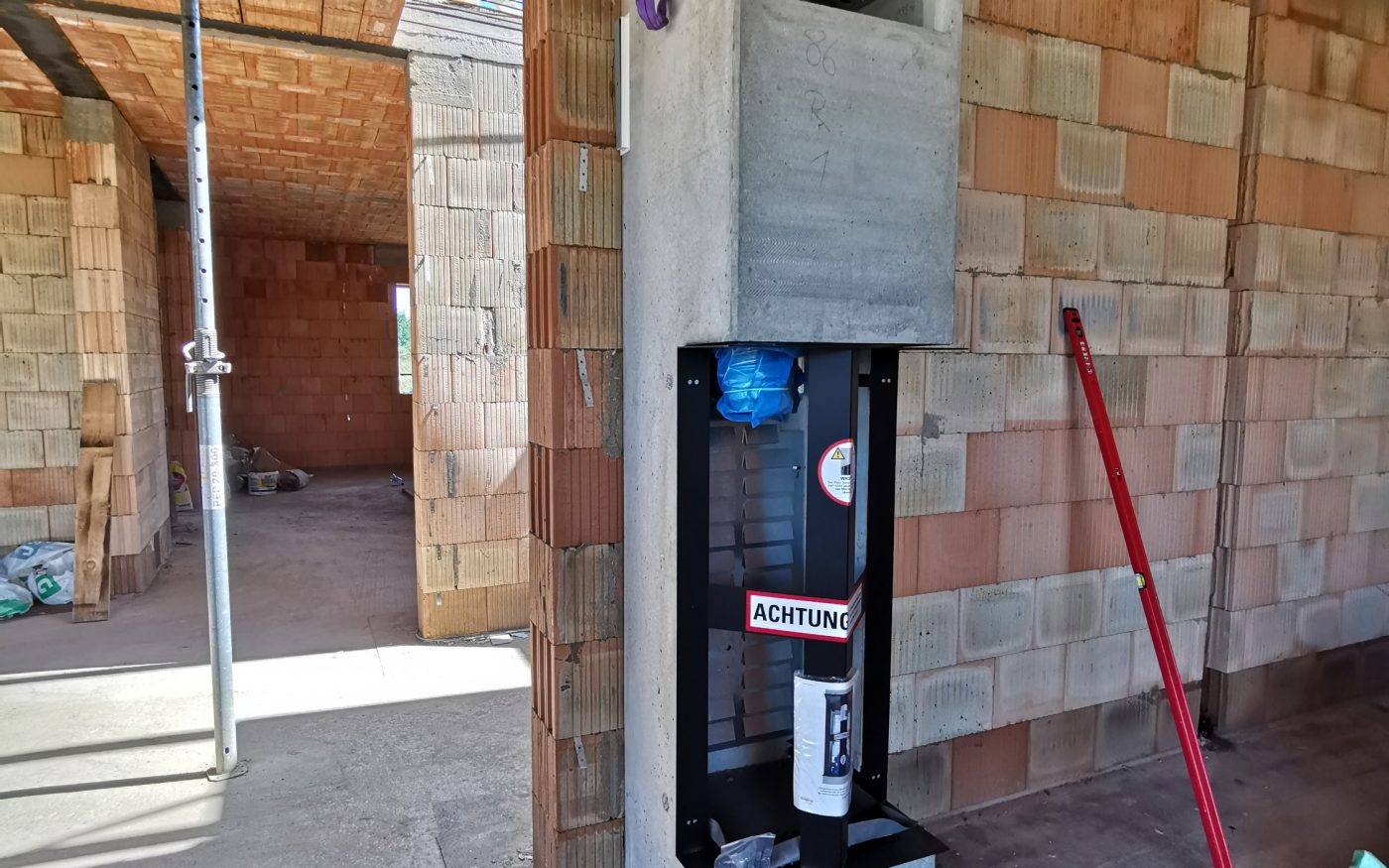 Fotografie komínu a zakládání nadkrokevní izolace | Vzorový e4 dům | Wienerberger